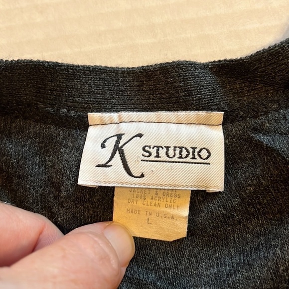 VTG-K Studio-size L-dark gray, four button V-neck short cardigan. Shoulder pads. - Picture 3 of 8